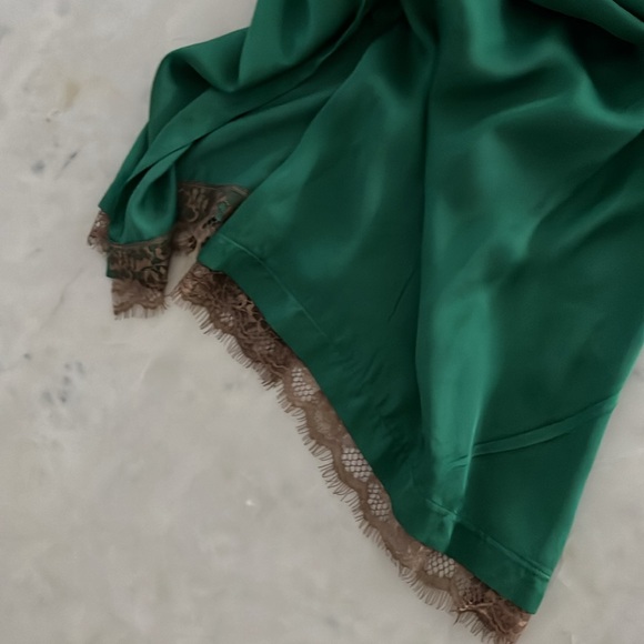 Emerald green dress made in Italy with two side slits and lace bottom - Picture 3 of 7